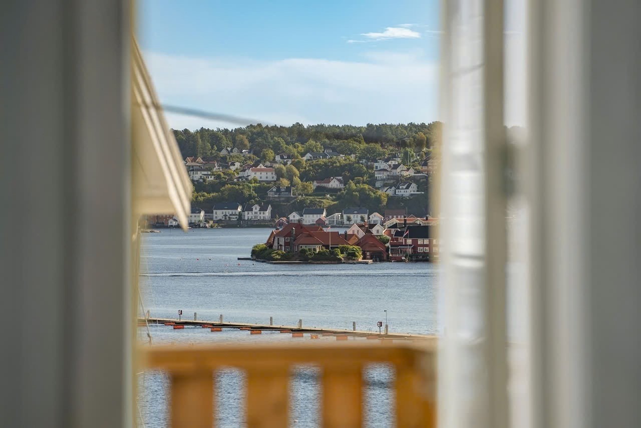Eiendommen ligger høyt og fritt rett ved Kittelsbukt. Flott utsikt over indre byfjord. Galleribilde
