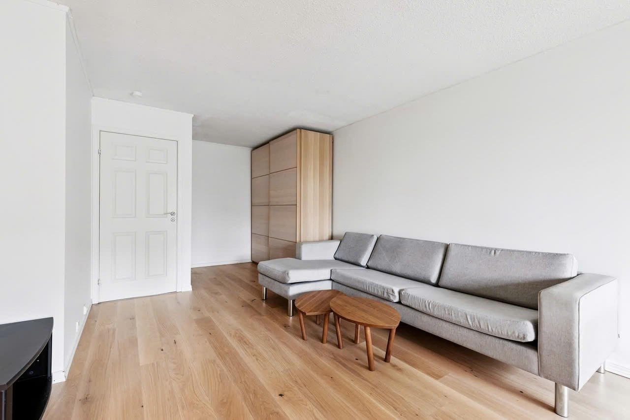 Stor stue med ekstra garderobeplass, kontorløsning og god plass til spisestue og sofa. Galleribilde