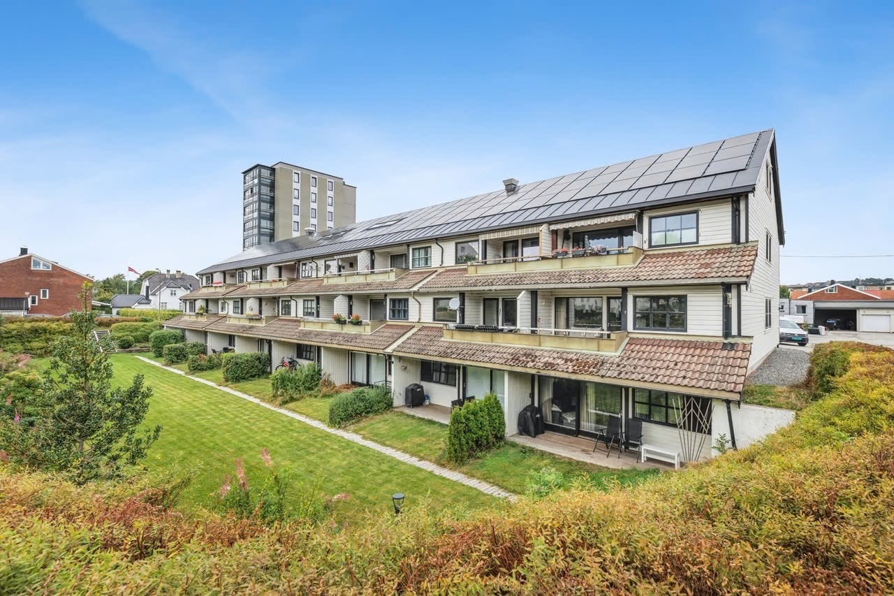 Fasade mot sør. Boligen ligger i 2.etasje fra denne siden, men i 1.etasje fra inngangssiden. Galleribilde