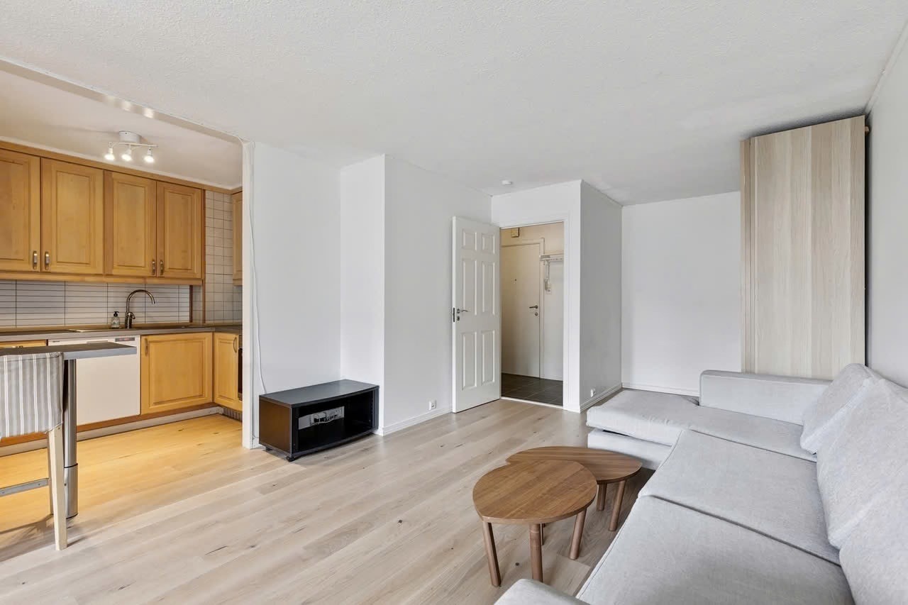 Romslig med åpen kjøkkenløsning til stue. Galleribilde