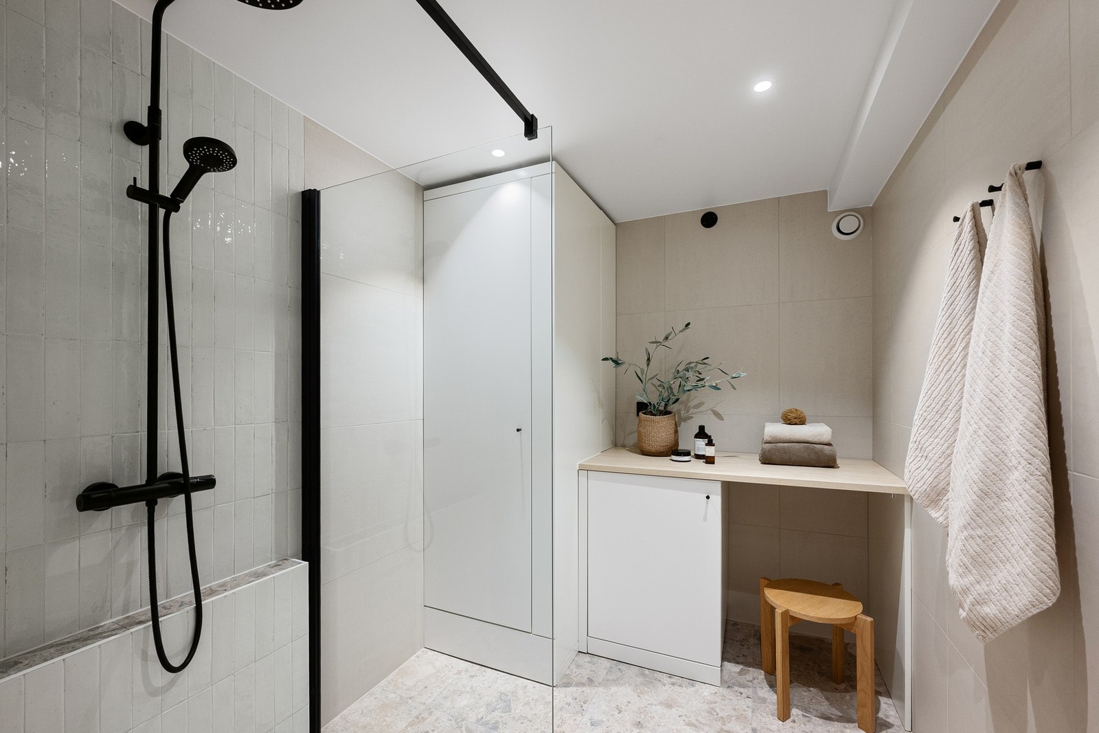 Opplegg for vaskemaskin og tilpasset vaskeromsinnredning, med varmtvannsbereder diskret bygget inn og enkel tilgang for inspeksjonsmulighet. Galleribilde