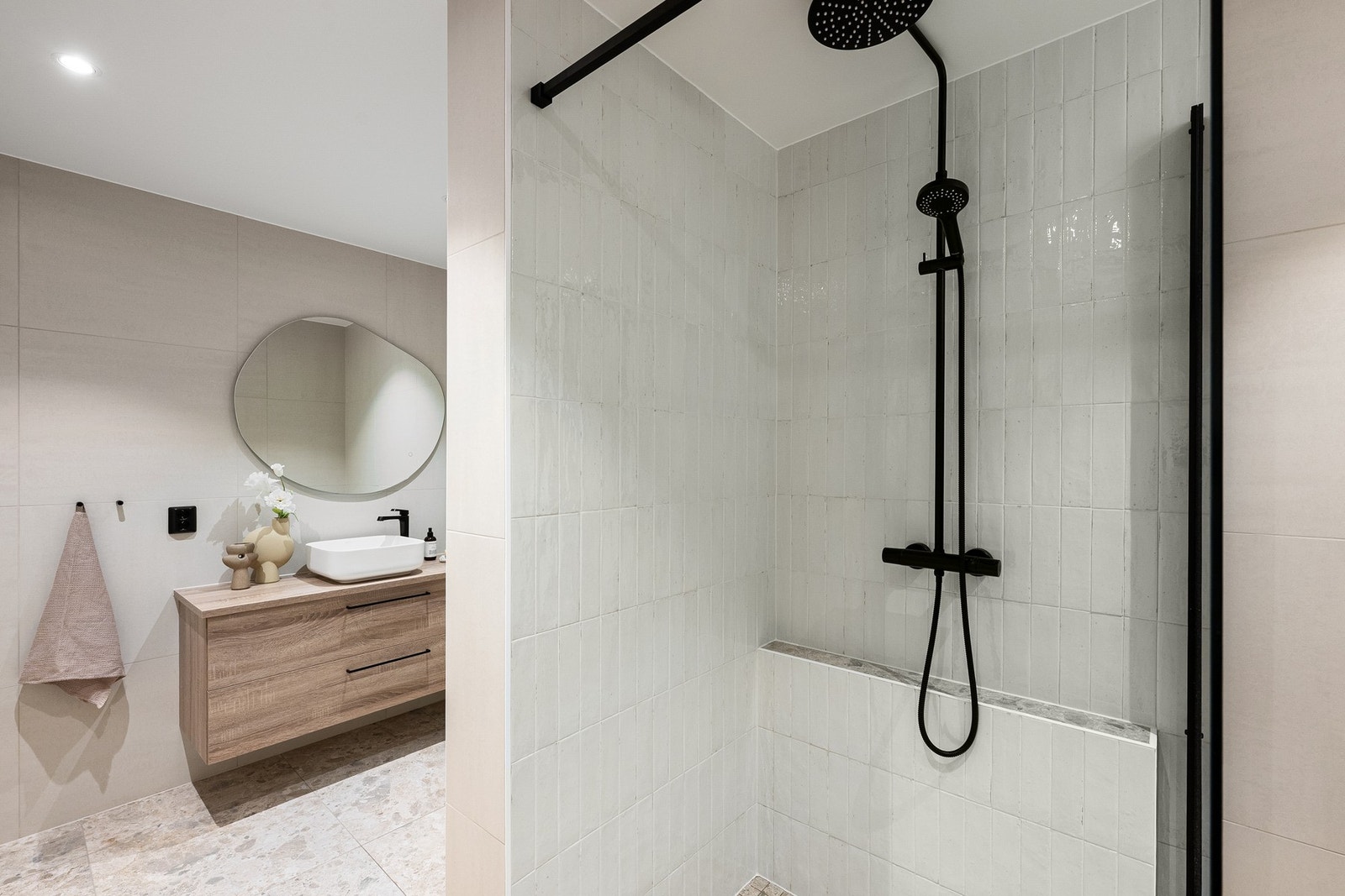 Praktisk dusjhjørne med glassvegg, sluk i sone og regnfallsdusj med termostatstyrt blandebatteri - funksjonelt og tidløst. Galleribilde