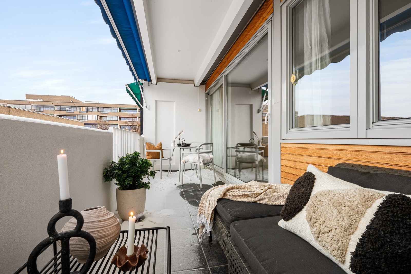 Attraktiv og familievennlig beliggenhet på Hovseter/Røa, med kort vei til T-bane, Røa sentrum, skoler og barnehager - samt umiddelbar nærhet til marka og Mærradalen. Galleribilde