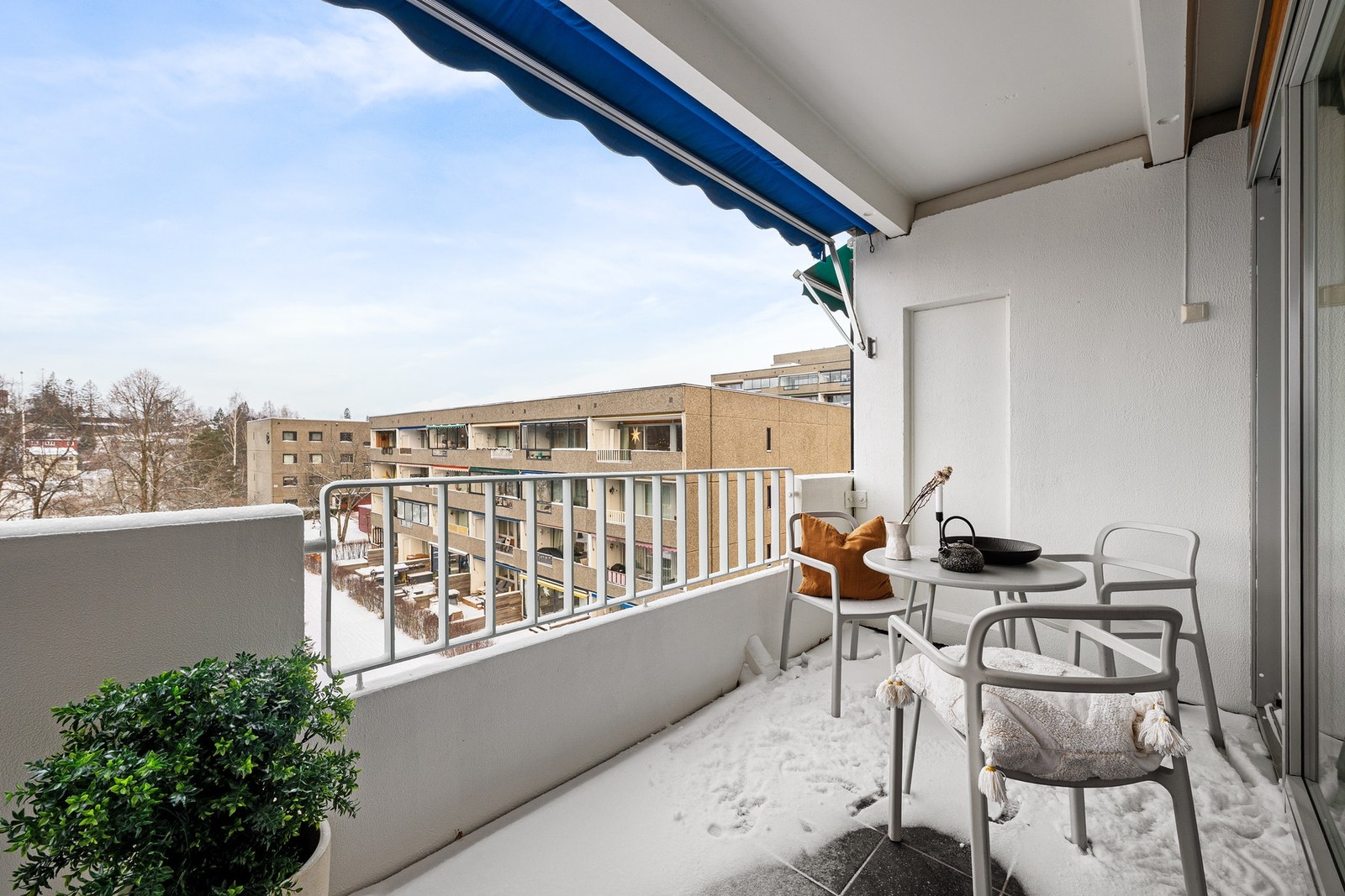 Solrik veranda på ca. 10 m² med gode ettermiddags- og kveldssolforhold - en hyggelig forlengelse av stuen med utsyn mot rolige omgivelser. Galleribilde