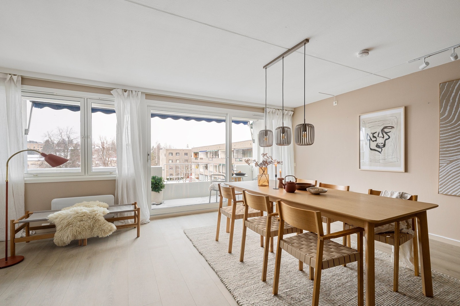 Lys og romslig stue med åpen løsning mot kjøkkenet, store vindusflater og utgang til veranda med kveldssol. Overflatene ble malt i 2024 og gir et moderne og gjennomgående uttrykk. Galleribilde