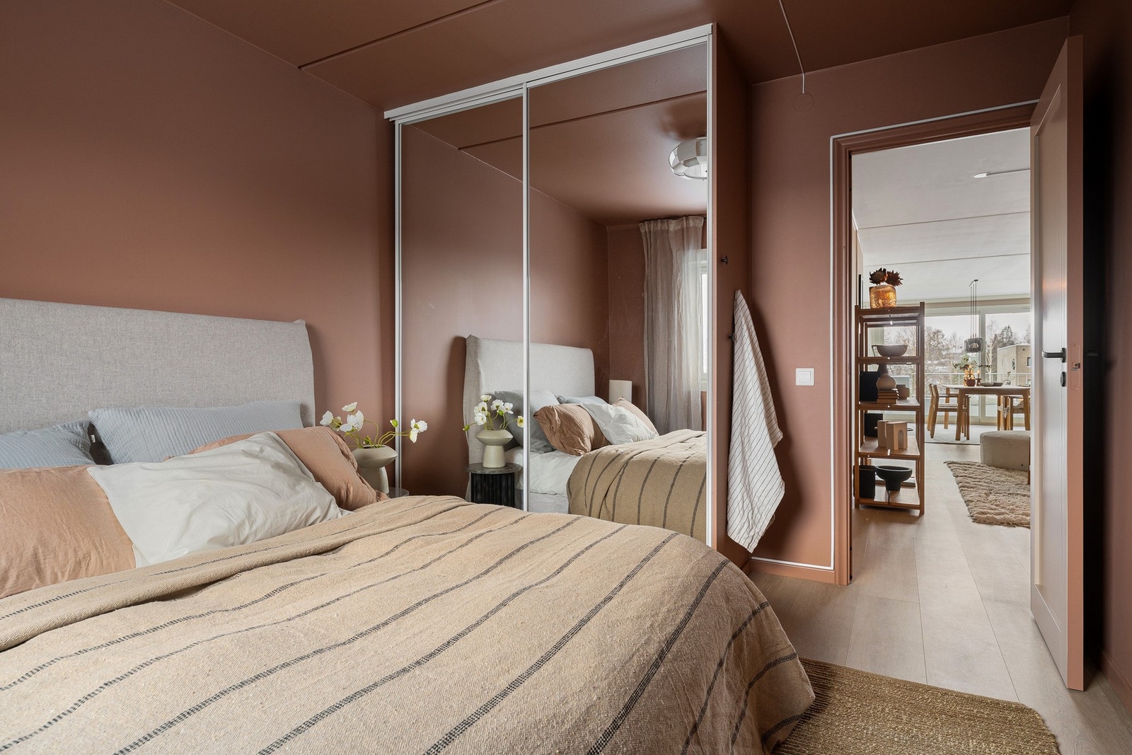 Hovedsoverom med praktisk skyvedørsgarderobe som gir god oppbevaringsplass. Galleribilde