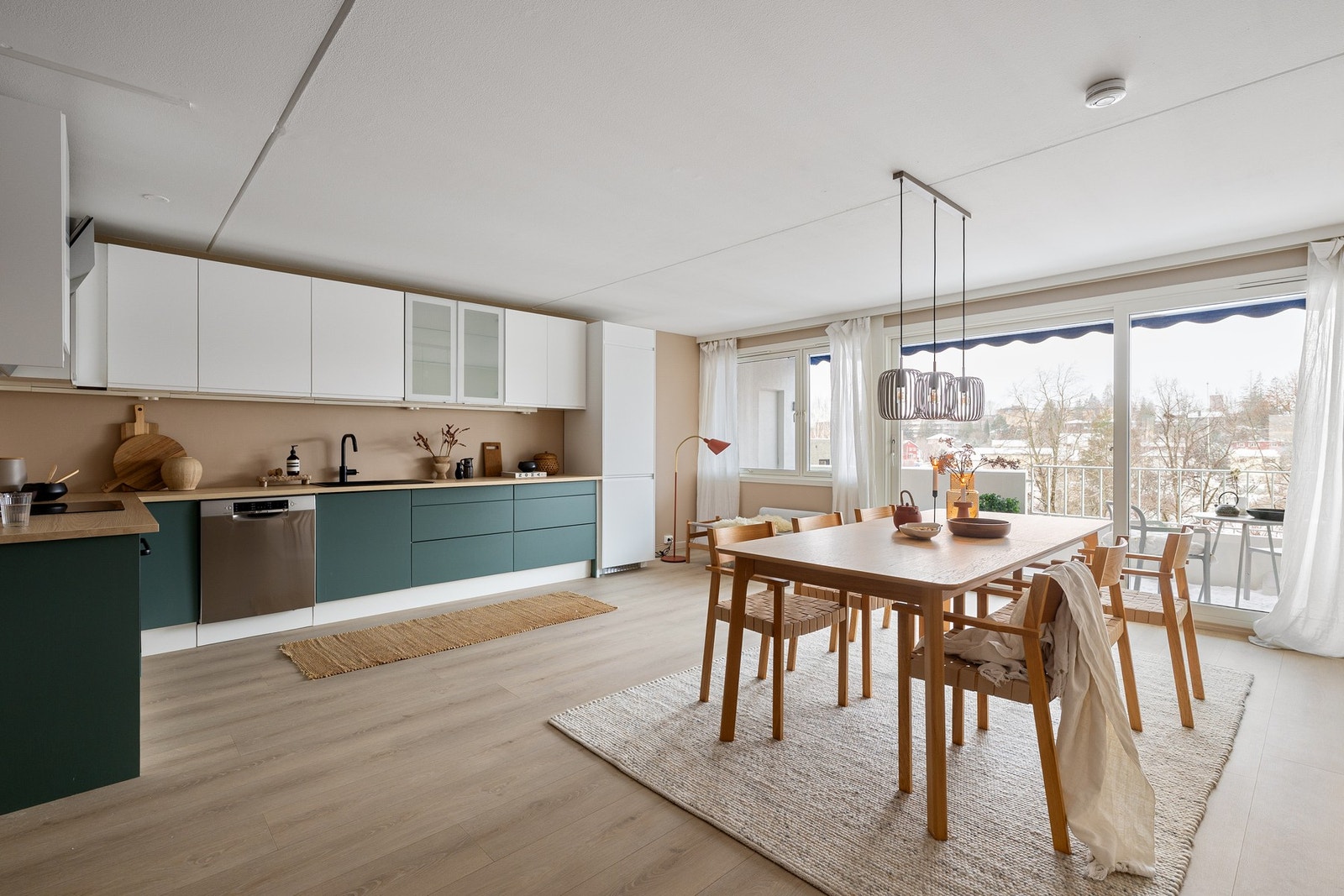 Flott og gjennomgående oppusset 4-roms toppleilighet med moderne standard, åpen stue- og kjøkkenløsning, tre gode soverom, veranda med kveldssol og garasjeplass. Galleribilde