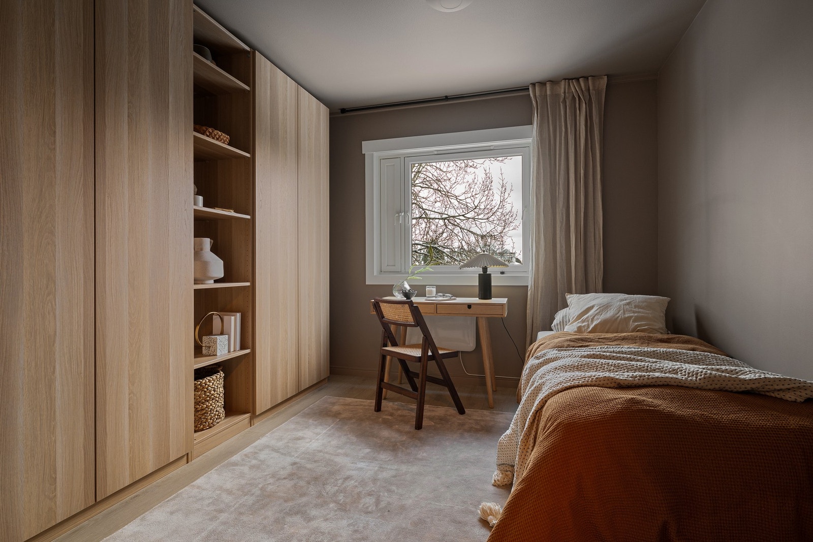 Lyst og funksjonelt soverom med plass til seng, garderobeløsning og eventuelt skrivebord - godt egnet som barnerom, gjesterom eller hjemmekontor. Galleribilde