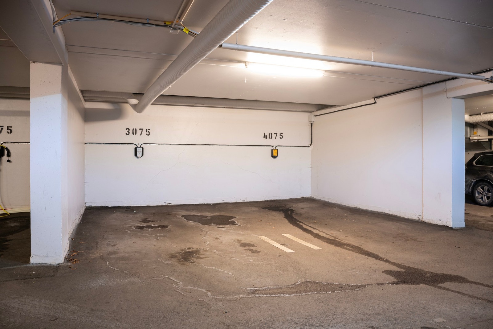 Det medfølger garasjeplass i felles anlegg, under bygget. Lademulighet gjennom abonnementsløsning via Aneo Mobility. Galleribilde