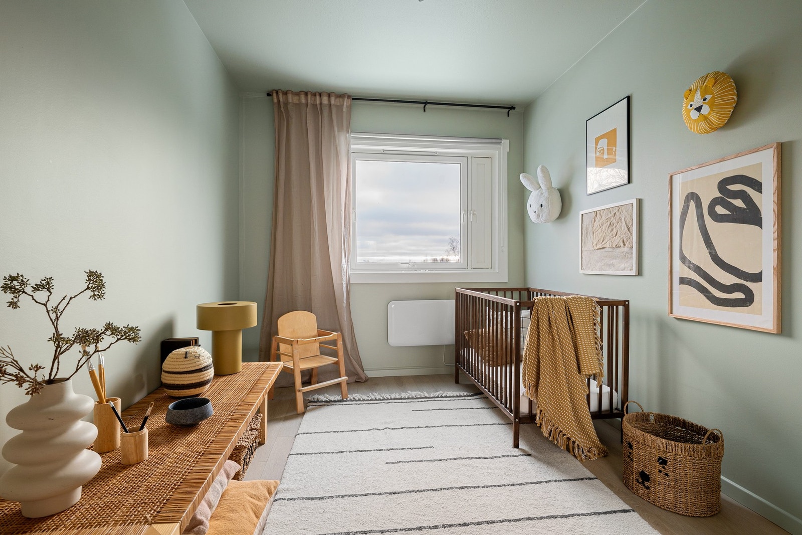 Trivelig og lyst soverom som egner seg godt som barnerom, gjesterom eller kontor - rolig beliggenhet og gjennomført standard som resten av leiligheten. Galleribilde