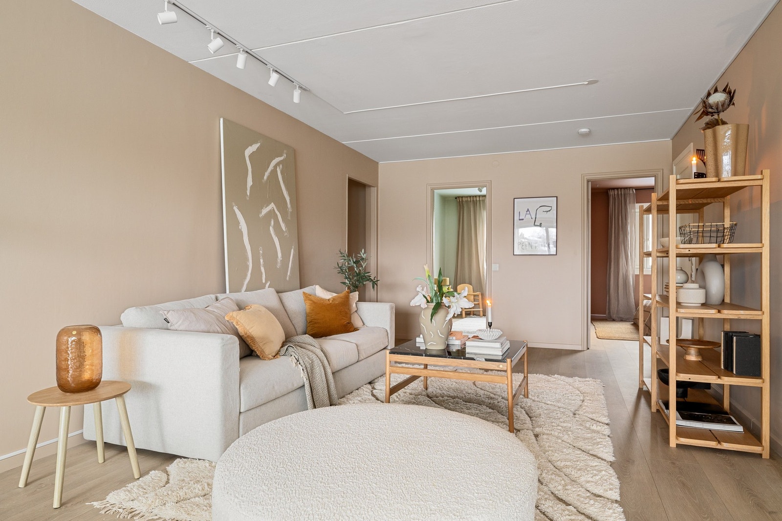 Del av et stort og veldrevet borettslag med gode fellesfasiliteter, herunder trimrom, bordtennisrom, gjesterom og egen gjesteleilighet. Galleribilde