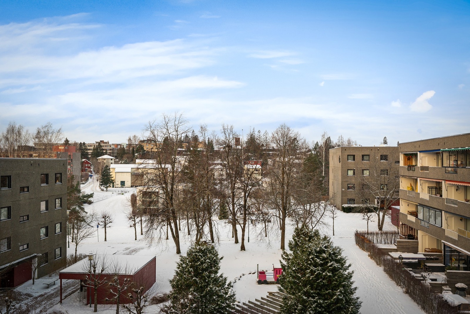 Utsikt mot grønt og åpent fellesområde i Meklenborg borettslag. Et rolig og barnevennlig miljø med lekearealer, gode møteplasser og kort vei til Mærradalen og marka. Galleribilde