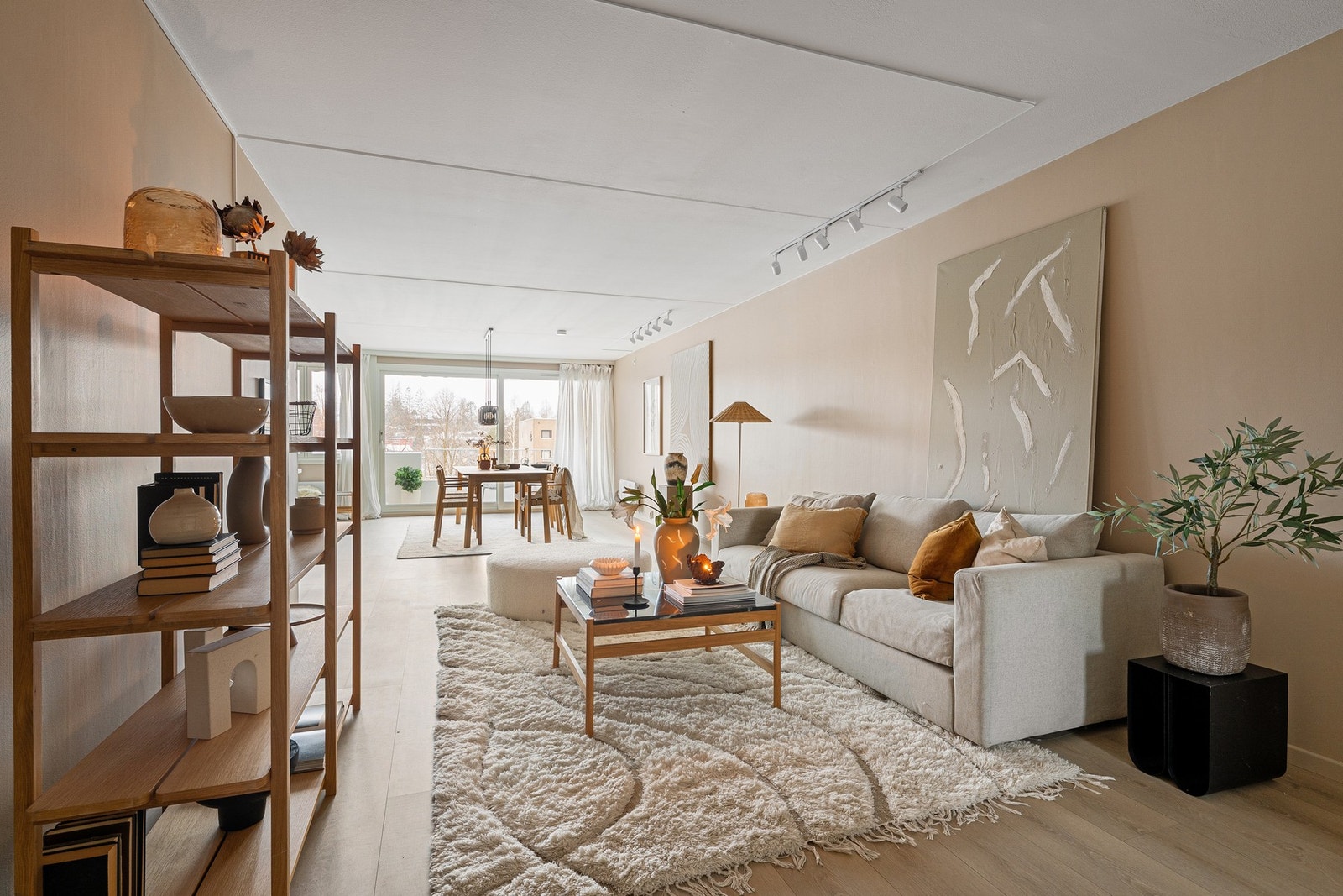 Gjennomgående oppusset leilighet med god og moderne standard, der det aller meste er vurdert til TG1 i tilstandsrapporten. Galleribilde