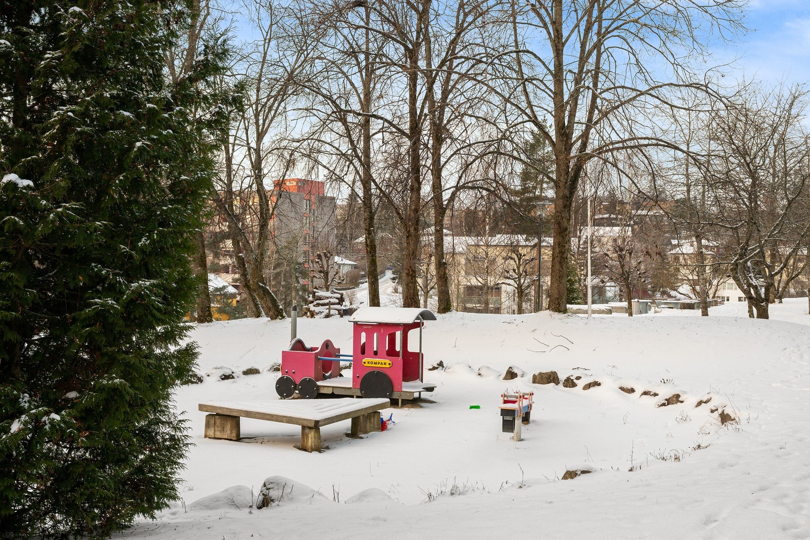 Flott beliggenhet med kort vei til offentlig kommunikasjon, dagligvare og fine tur- og grøntområder i Mærradalen, Sørkedalen og Nordmarka. Galleribilde
