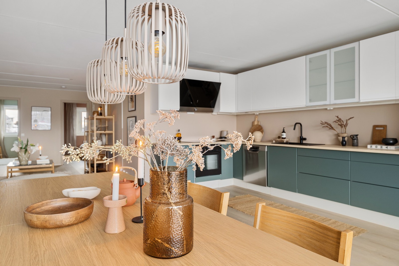 Moderne og oppgradert kjøkken i åpen løsning mot stuen, med tidløs IKEA-innredning, nye hvitevarer og benkeplate fra 2025. Galleribilde