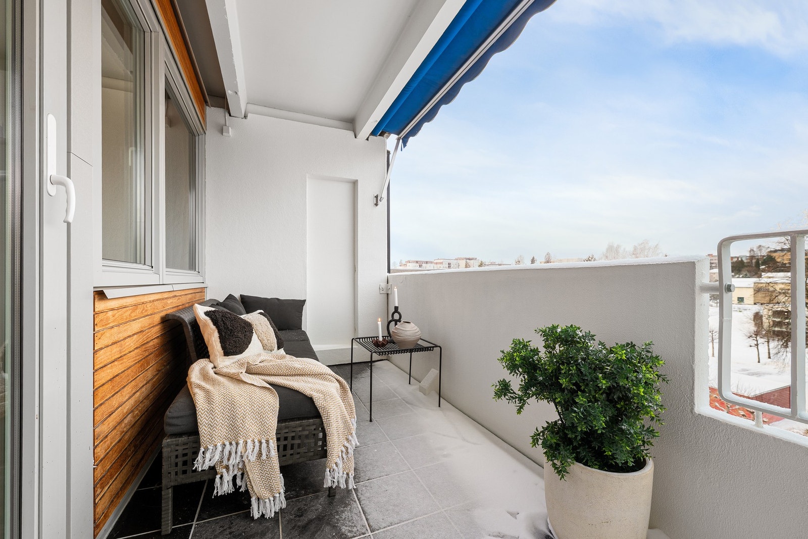 Romslig og overbygd veranda med god plass til sittegruppe og grill. Galleribilde