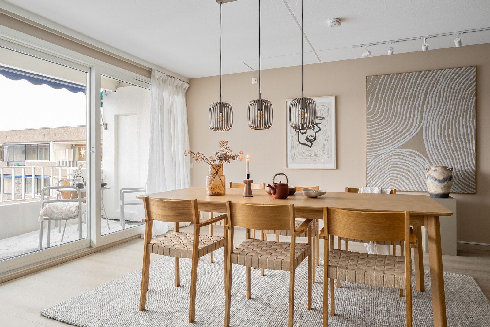 Lys og innbydende spiseplass med store vindusflater og nyere balkongdør som slipper inn rikelig med dagslys. Galleribilde