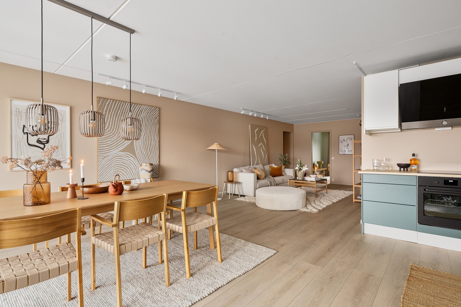 Gjennomført oppusset med moderne og rolige fargevalg, pent laminatgulv og listverk malt i samme fargetone som veggene gir et helhetlig og tidsriktig uttrykk i hele oppholdsrommet. Galleribilde