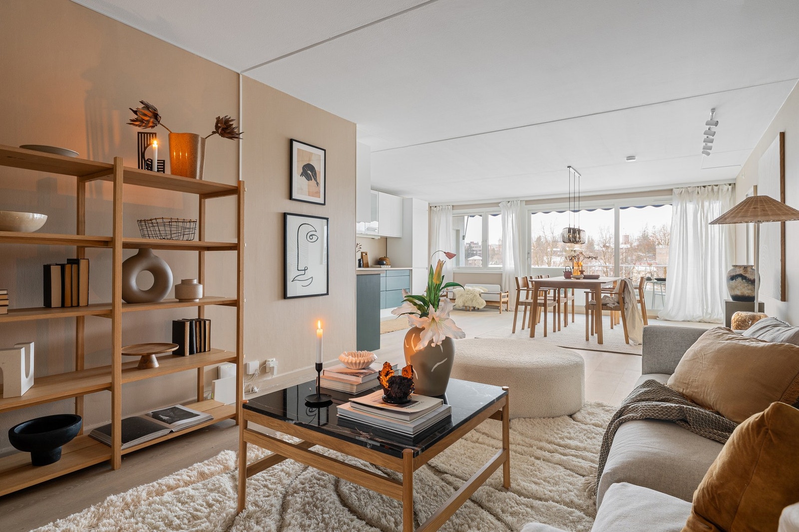 Åpen og sosial stueløsning med god flyt mot kjøkken og spiseplass, samtidig som sofakroken er naturlig skjermet. Galleribilde