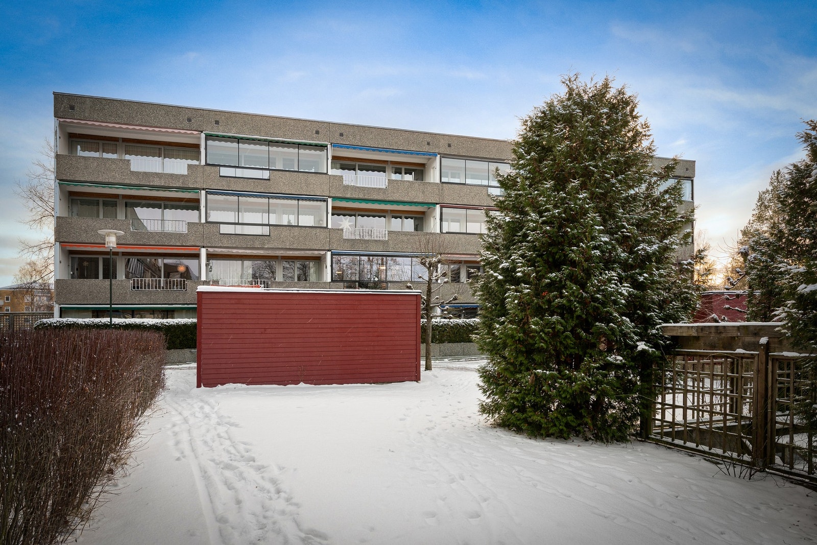 Det medfølger bod i frittliggende bygg rett ved inngangspartiet, samt kjellerbod. Galleribilde