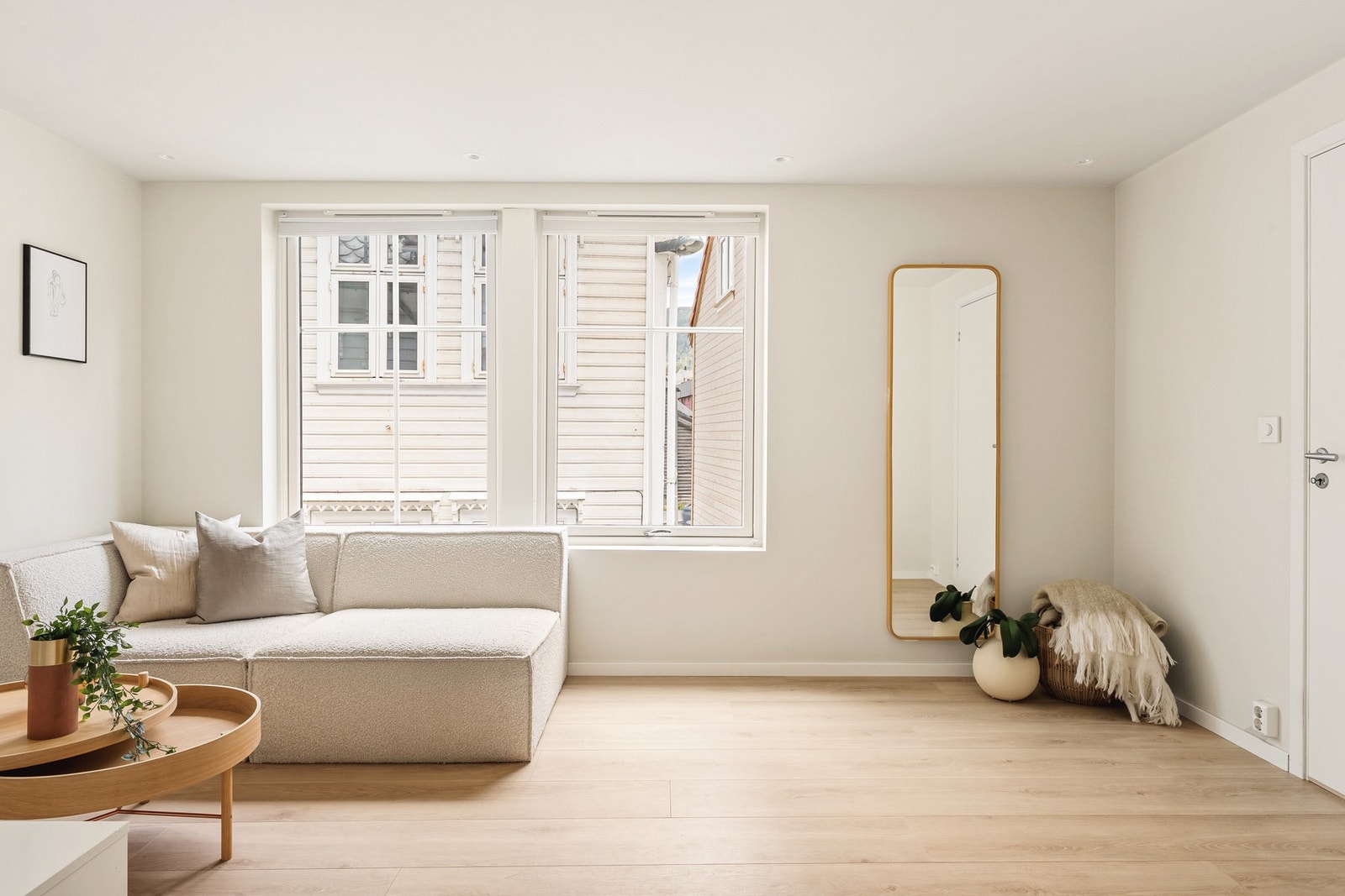 Hoveddelen er totalrenovert med nytt el-anlegg 2024/2025 og fremstår som lys, moderne og tiltalende. Galleribilde