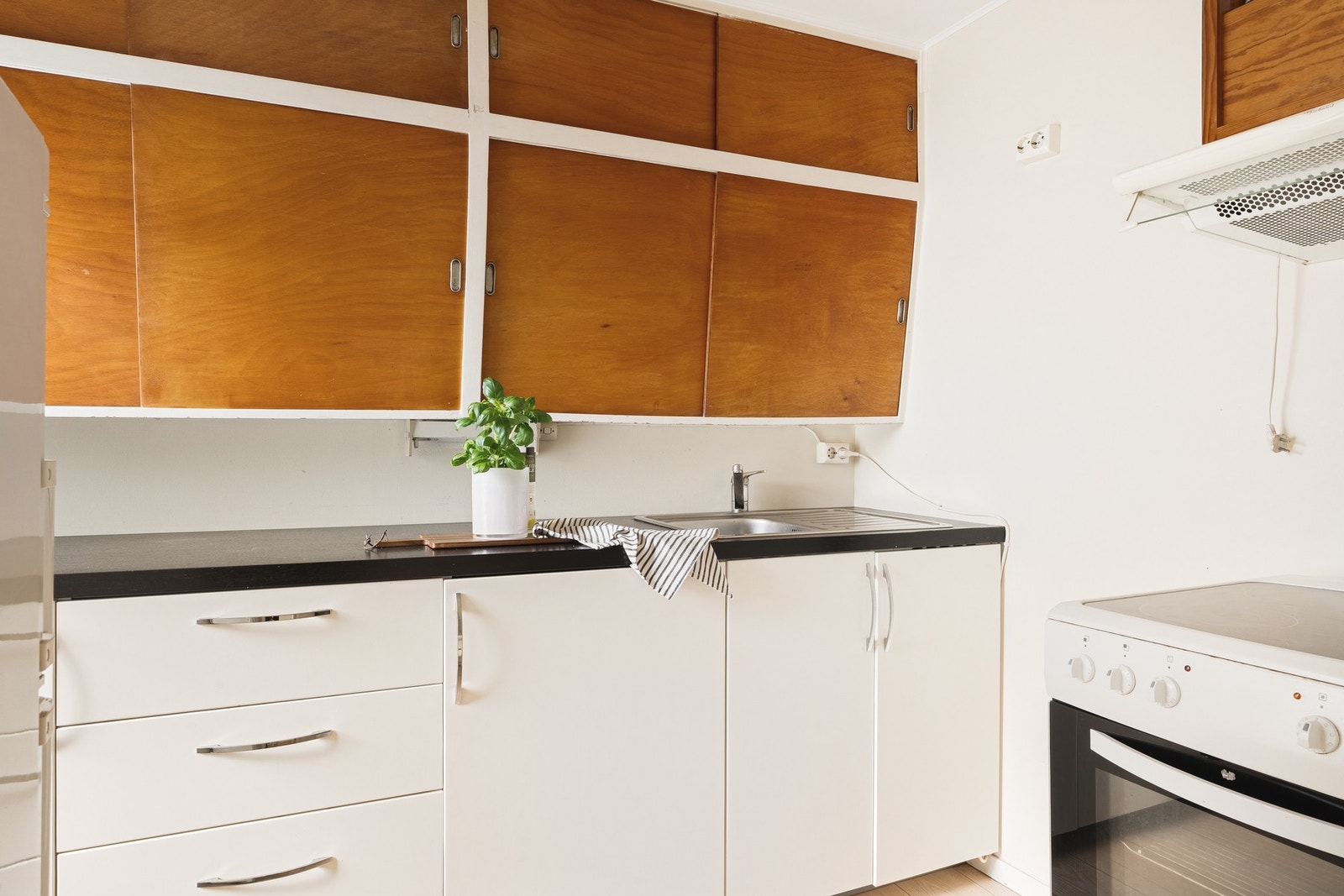 Kjøkkenet har eldre innredning, men fremstår som funksjonelt og med godt lysinnslipp Galleribilde