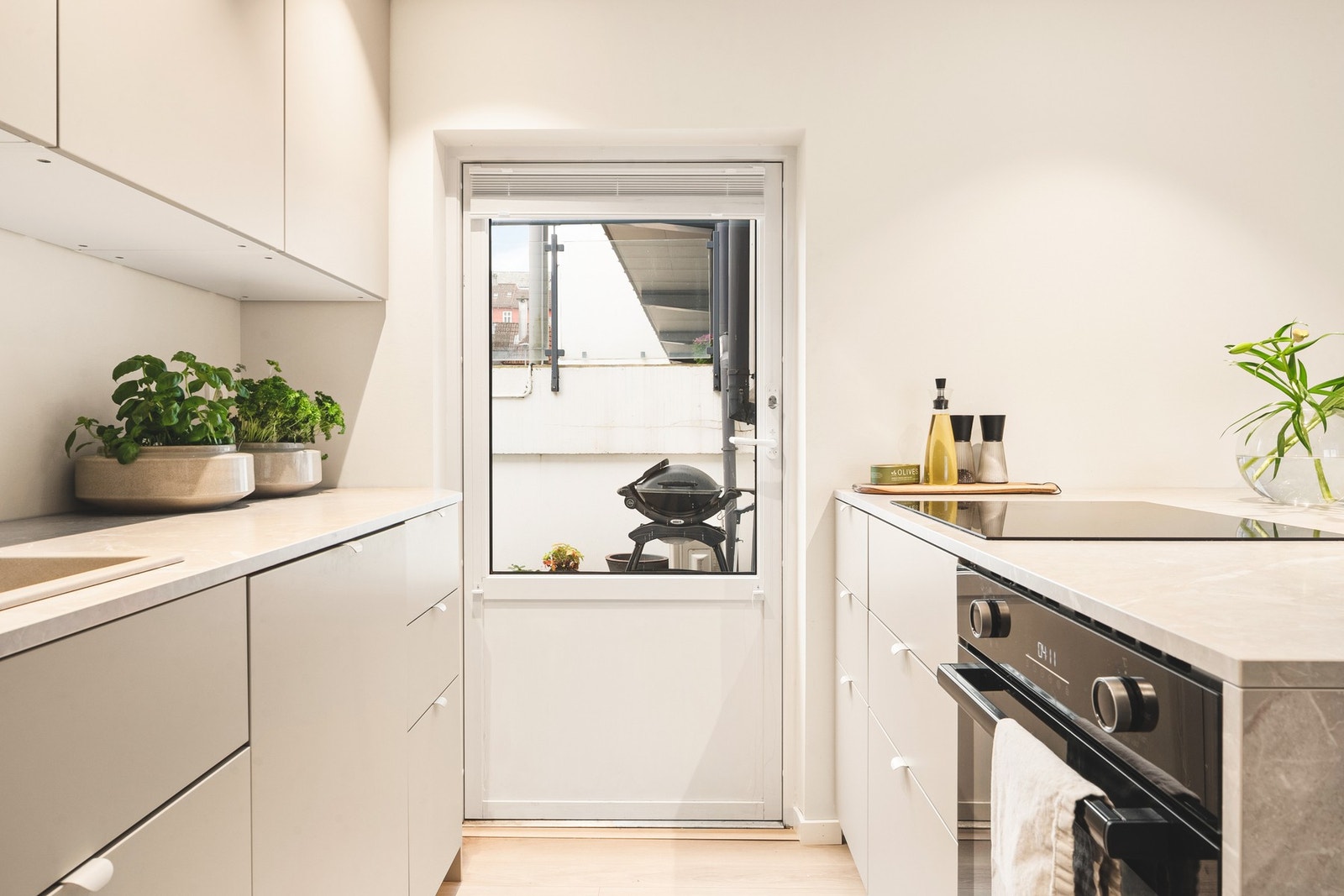 Fra kjøkkenet har du utgang til en flott terrasse. Galleribilde