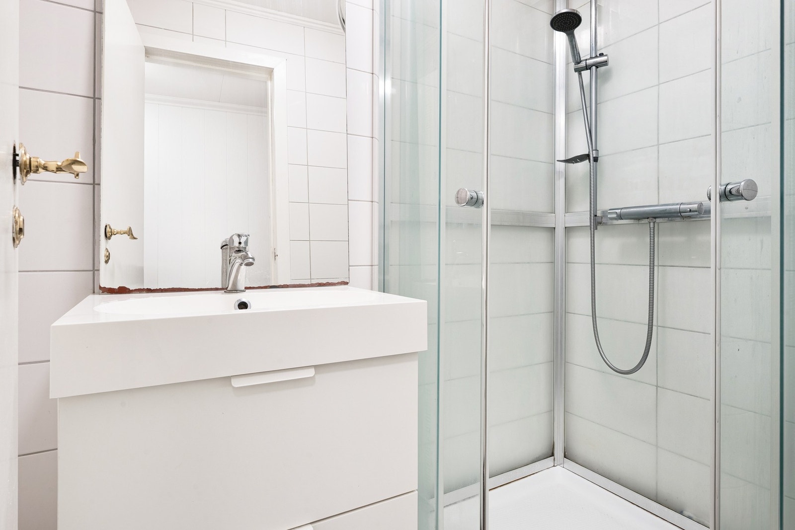 Fullverdig bad med toalett, dusjhjørne og baderomsmøbel med servant. Galleribilde