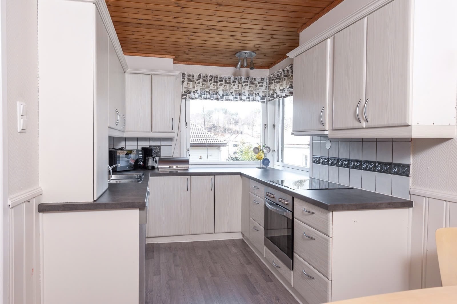 Lyst og trivelig kjøkken med integrert komfyr og oppvaskmaskin. God skap- og benkeplass. Galleribilde