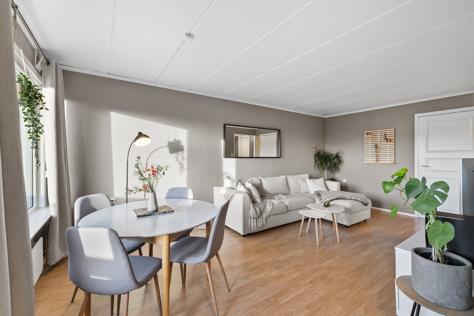 Stuen har svært gode møbleringsmuligheter og byr på flott plass til både romslig sofagruppe og spisebord. Galleribilde