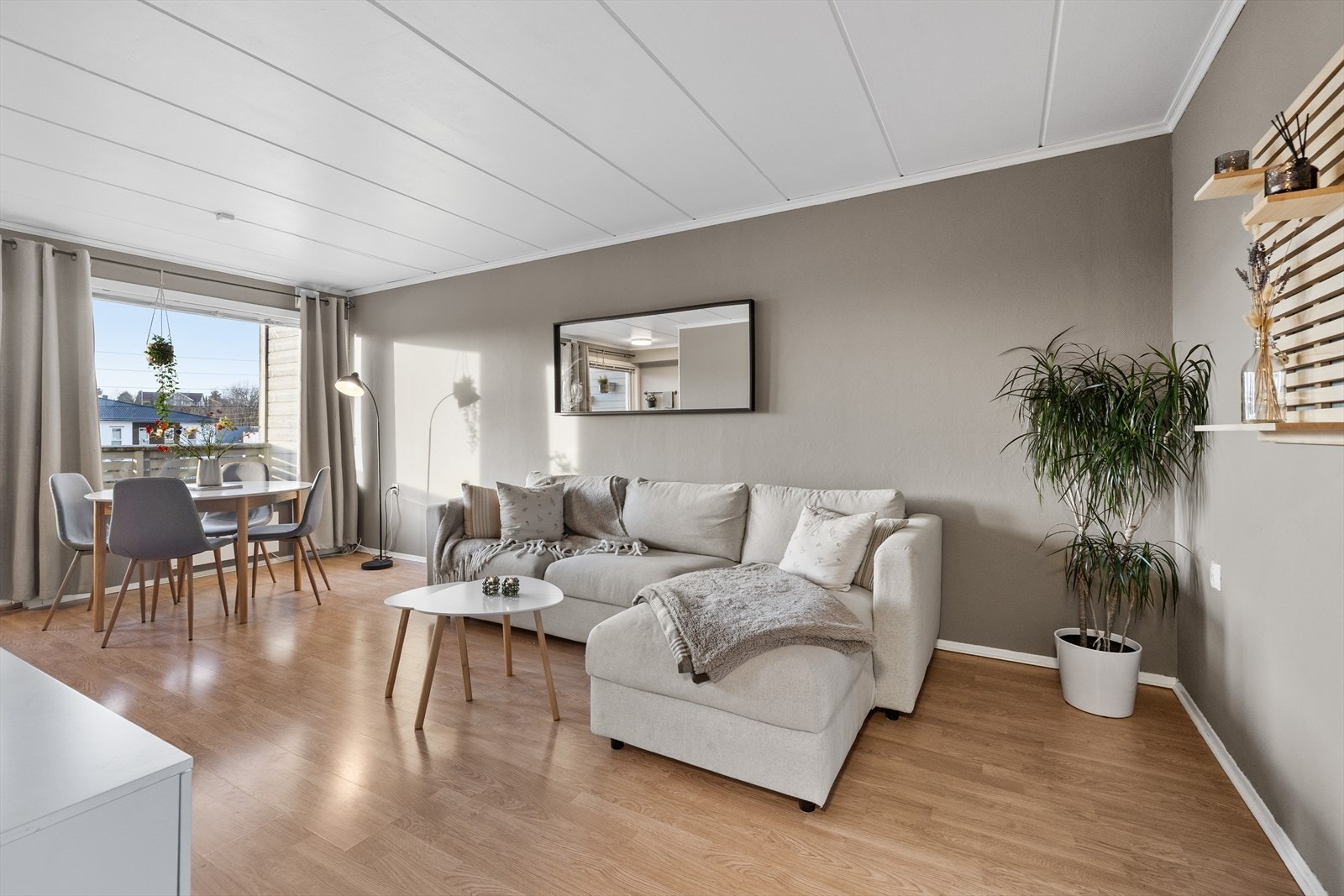 Stuen fremstår som lys, romslig og innbydende, med et lekkert helhetsinntrykk som umiddelbart gir følelsen av kvalitet og trivsel. Galleribilde