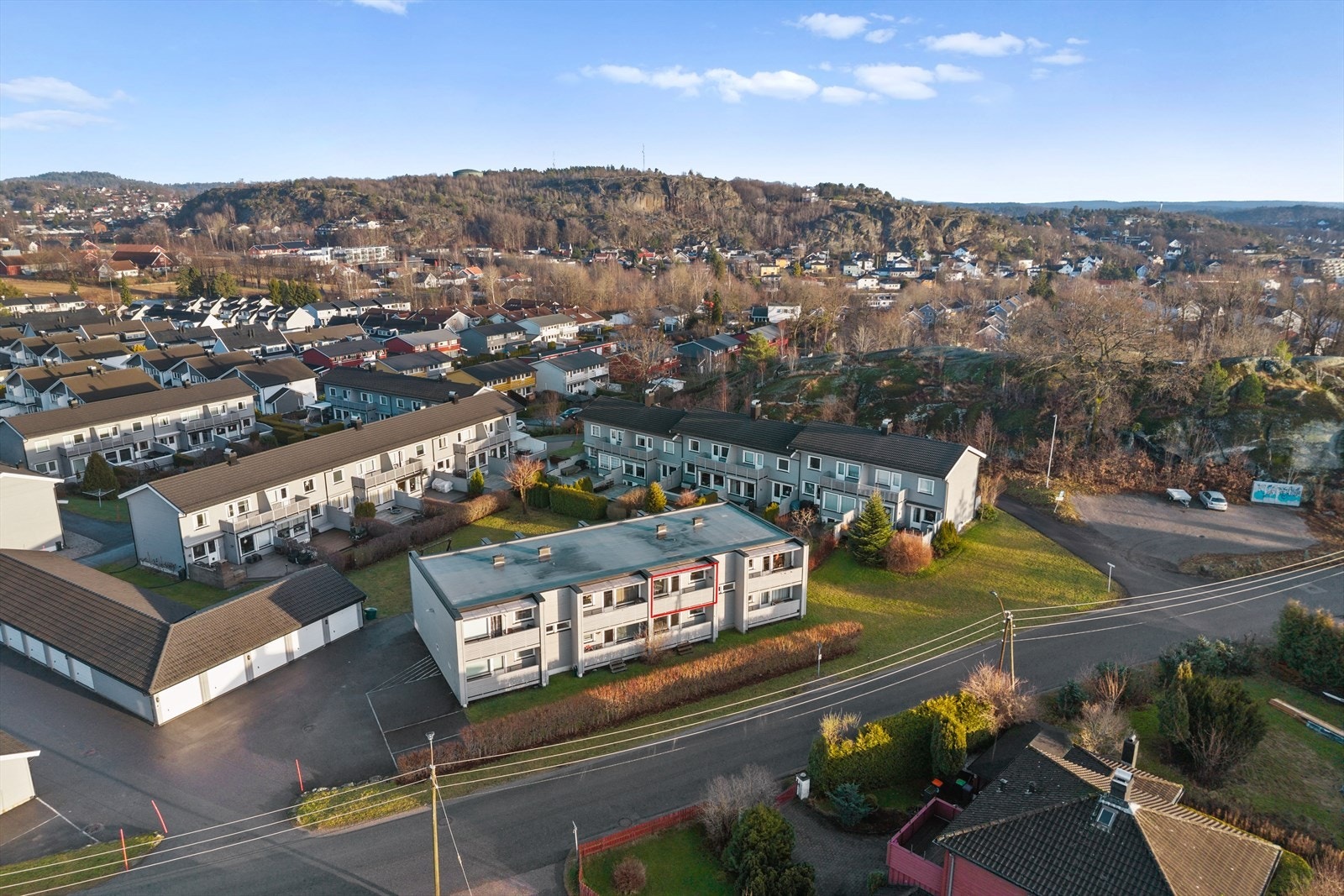 Mot veien er tomten omkranset av en pen hekk som gir både privatliv og en naturlig avskjerming fra omgivelsene - et diskret, men gjennomført detaljvalg som løfter helhetsinntrykket. Galleribilde