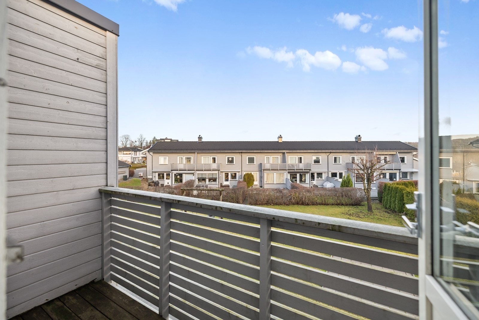 På balkongen sitter du skjermet og kan nyte solen i rolige og behagelige omgivelser. Galleribilde