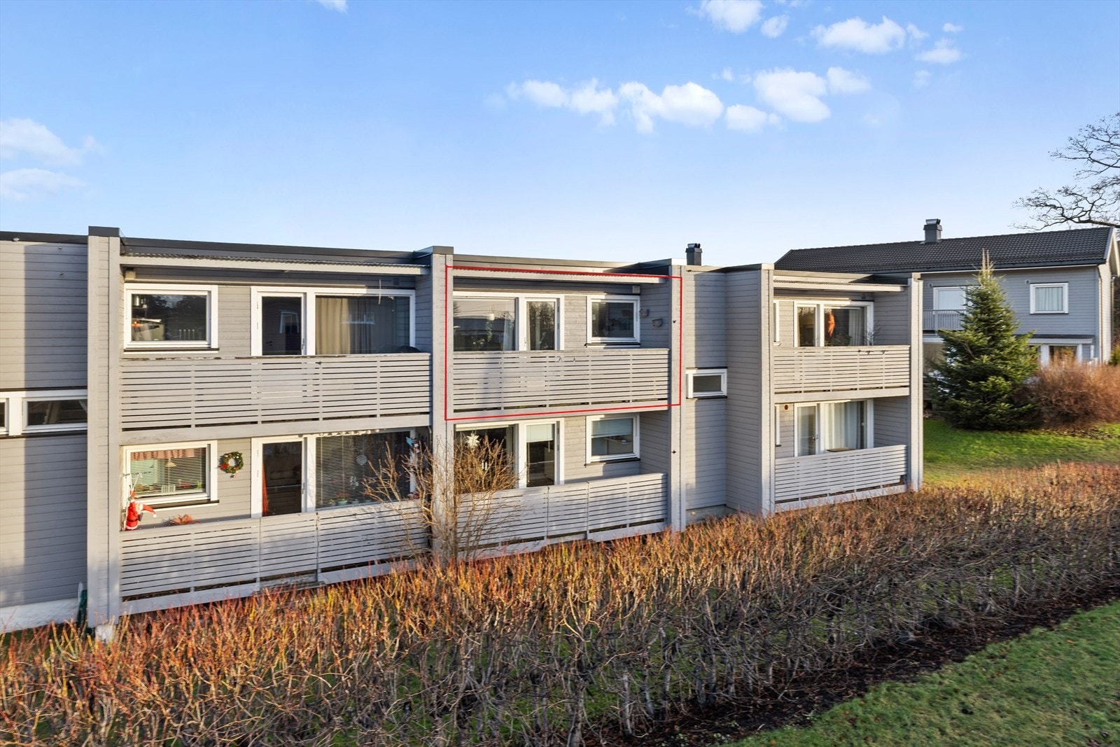 Leiligheten ligger attraktivt til i 2. etasje, som gir en fin kombinasjon av oversikt og privatliv. Her får du lyse rom med godt utsyn, samtidig som du slipper mye innsyn fra gatenivå. Galleribilde