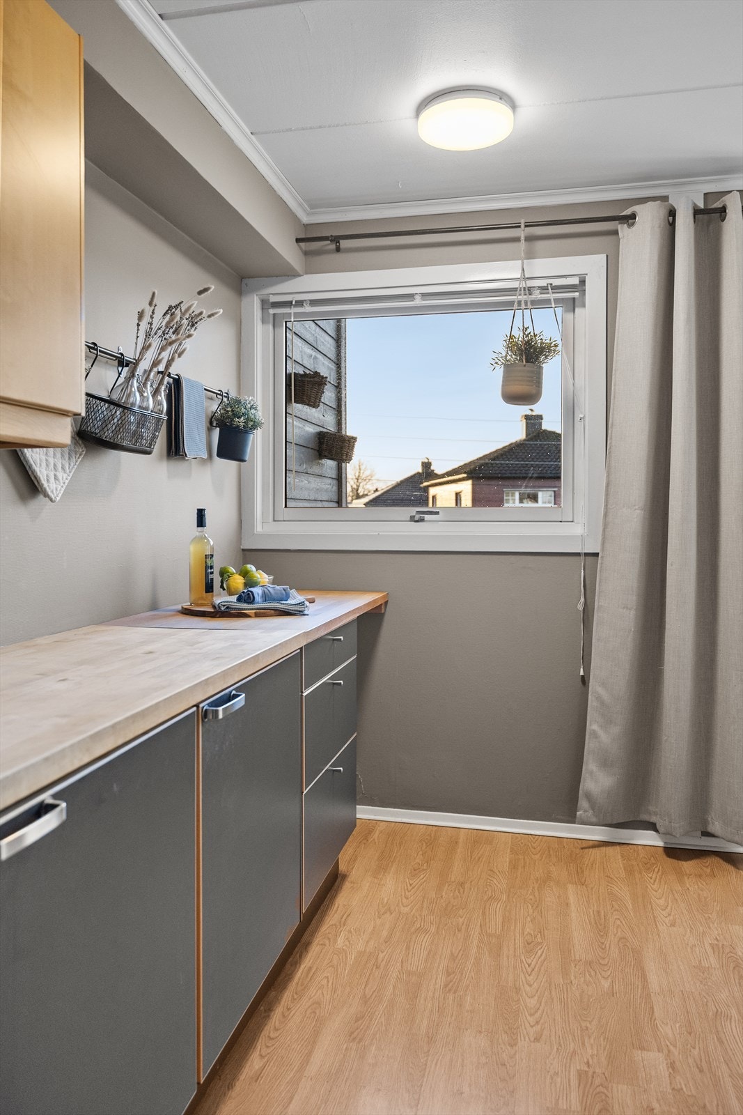 Alt i alt er dette et kjøkken som kombinerer praktiske løsninger, moderne uttrykk og gode materialvalg - et trivelig og funksjonelt rom som innbyr til både hverdagsliv og sosiale sammenkomster. Galleribilde