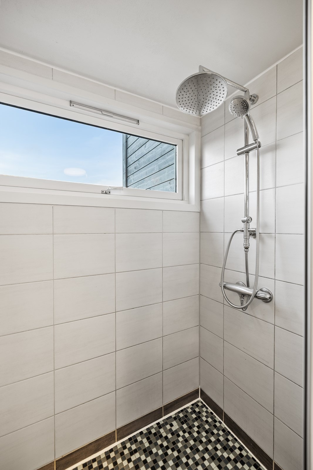 Dette er et baderom som kombinerer gode og praktiske løsninger med behagelig komfort, og som dekker behovene for både daglig bruk og funksjonalitet på en god måte. Galleribilde