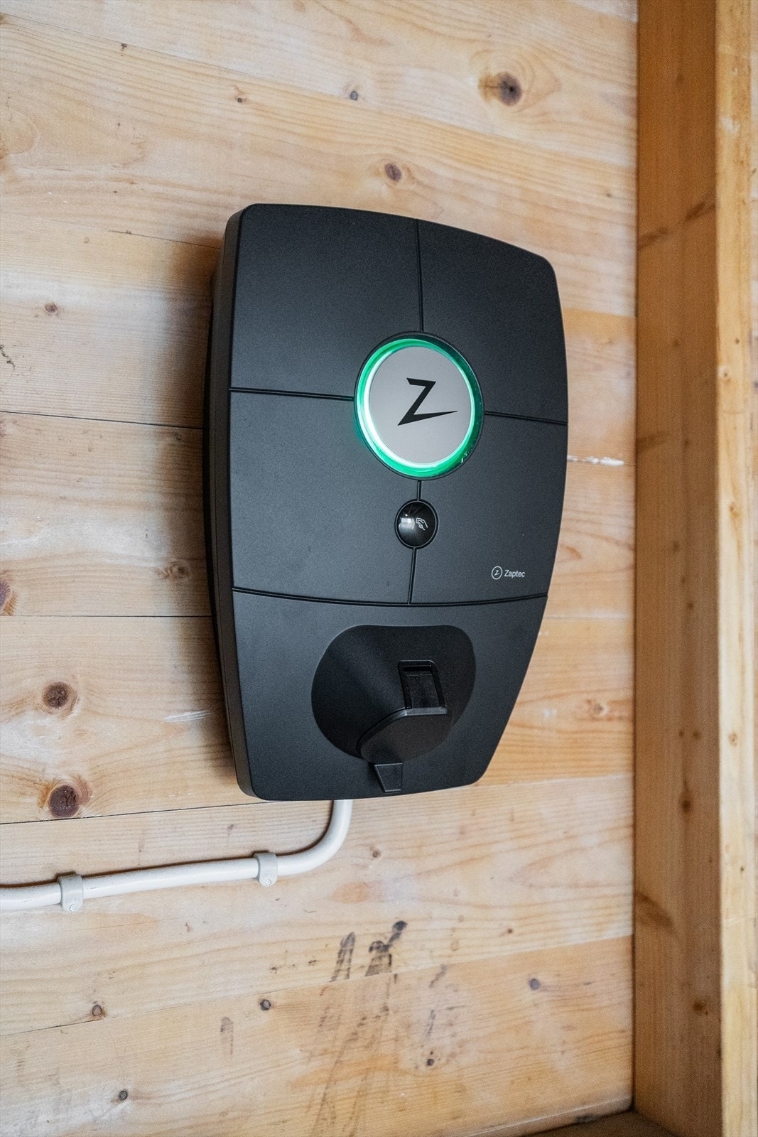 Det er installert elbillader i garasjen, som gir en praktisk og moderne løsning for enkel lading hjemme. Her kan du lade bilen trygt og effektivt - en bekvemmelighet som gjør hverdagen både enklere og mer miljøvennlig. Galleribilde