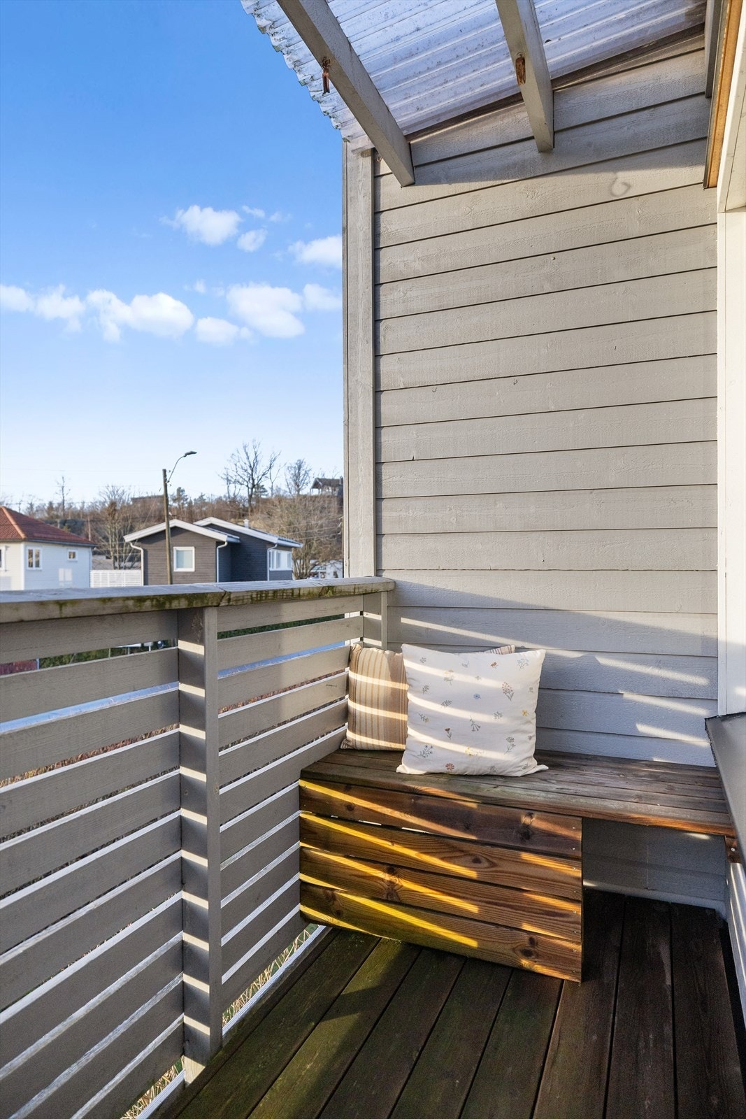 De plassbygde møblene på balkongen skaper et hyggelig uteområde med god sitteplass. Med noen myke puter og personlige detaljer blir balkongen raskt et lunt og innbydende sted - perfekt for avslapning, kaffepauser og rolige stunder i solen. Galleribilde
