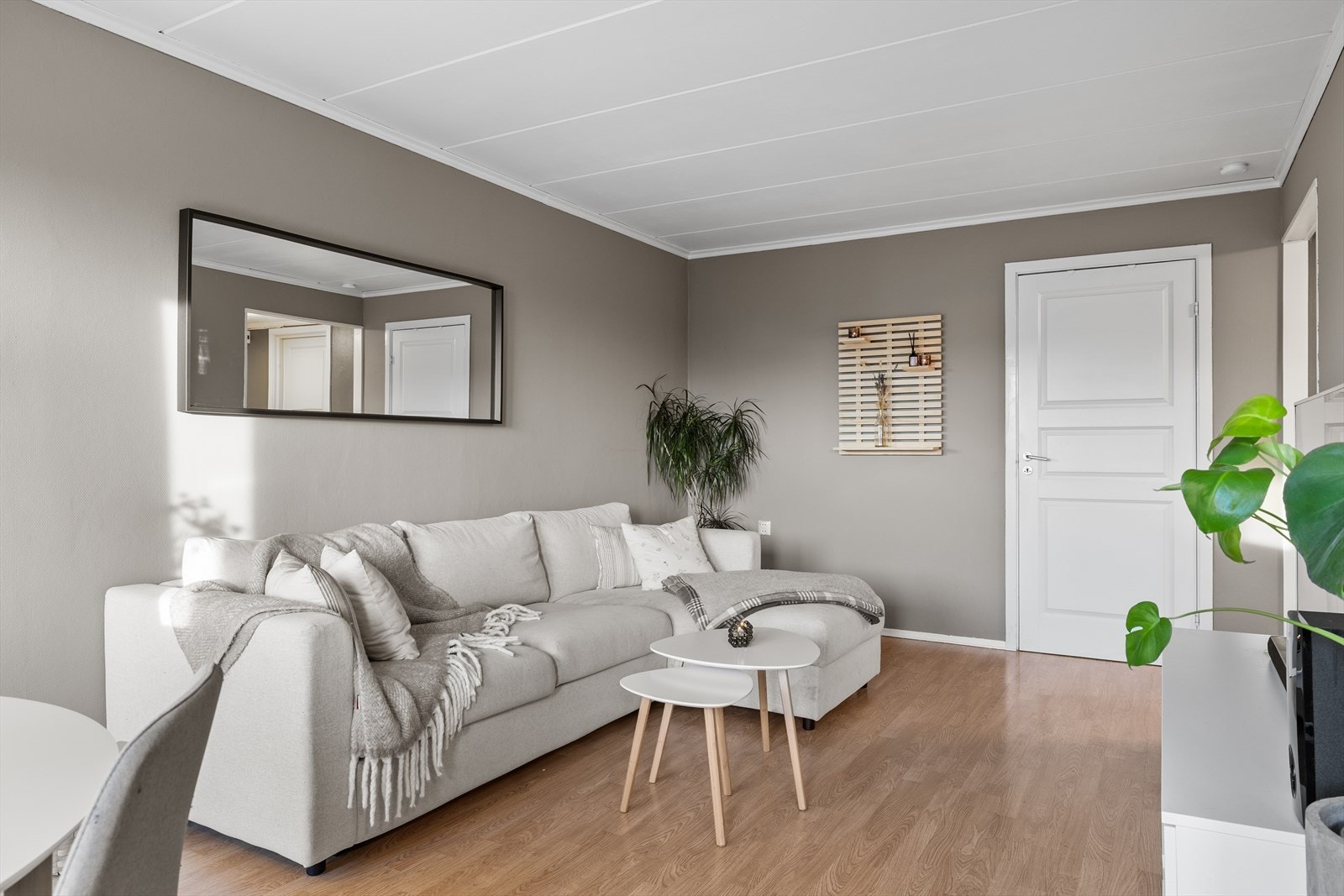 Stuen kombinerer moderne stil og funksjon på en balansert måte - et sted som er like behagelig til hverdags som det er representativt når du får gjester. Galleribilde