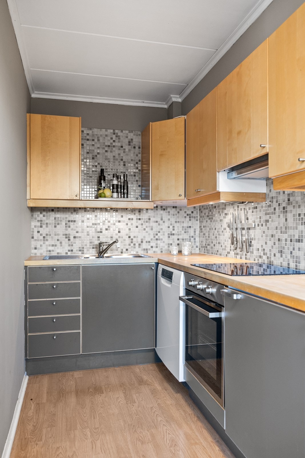 Løsningen er godt tilrettelagt for effektiv matlaging og hverdagsbruk, samtidig som den fungerer utmerket når man ønsker å samle familie og venner rundt matlaging og måltider. Galleribilde