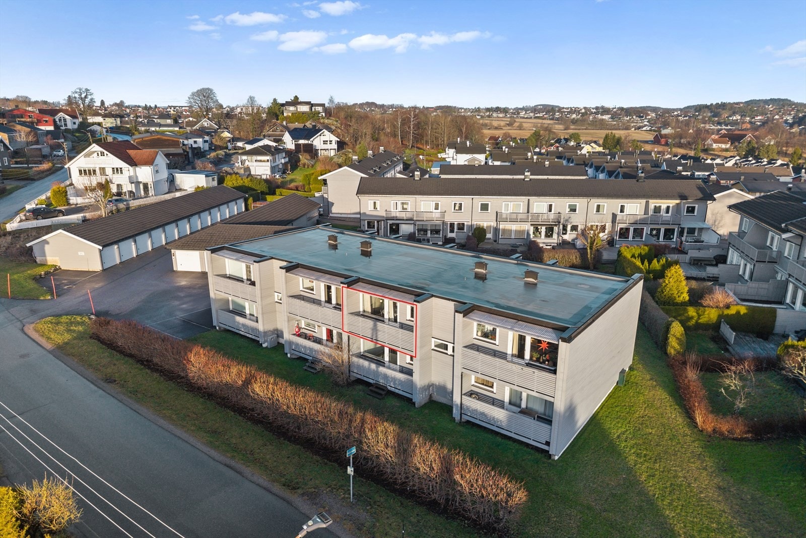 Tomten og uteområdene rundt bygget er smakfullt og helhetlig opparbeidet. De asfalterte gangstiene gir enkel og komfortabel adkomst, mens de opparbeidede parkeringsplassene sørger for praktiske og ryddige løsninger både for beboere og gjester. Galleribilde