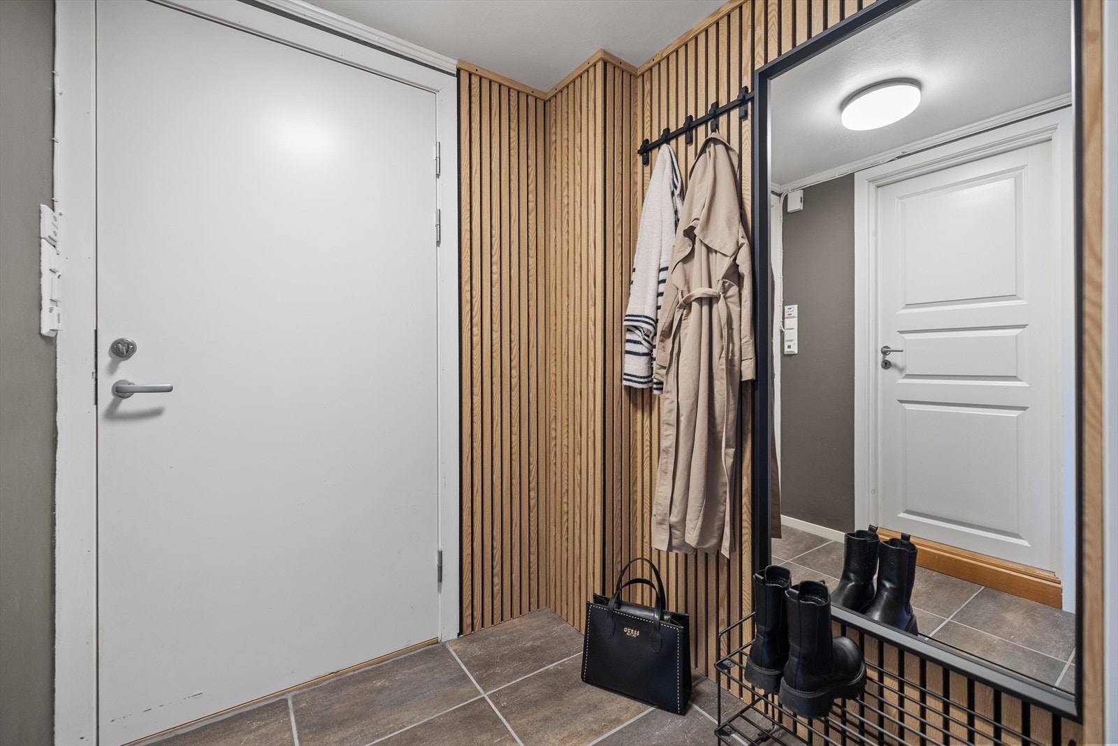 Den flotte spileveggen tilfører rommet et moderne og elegant uttrykk, samtidig som den skaper en varm og hyggelig atmosfære. Galleribilde