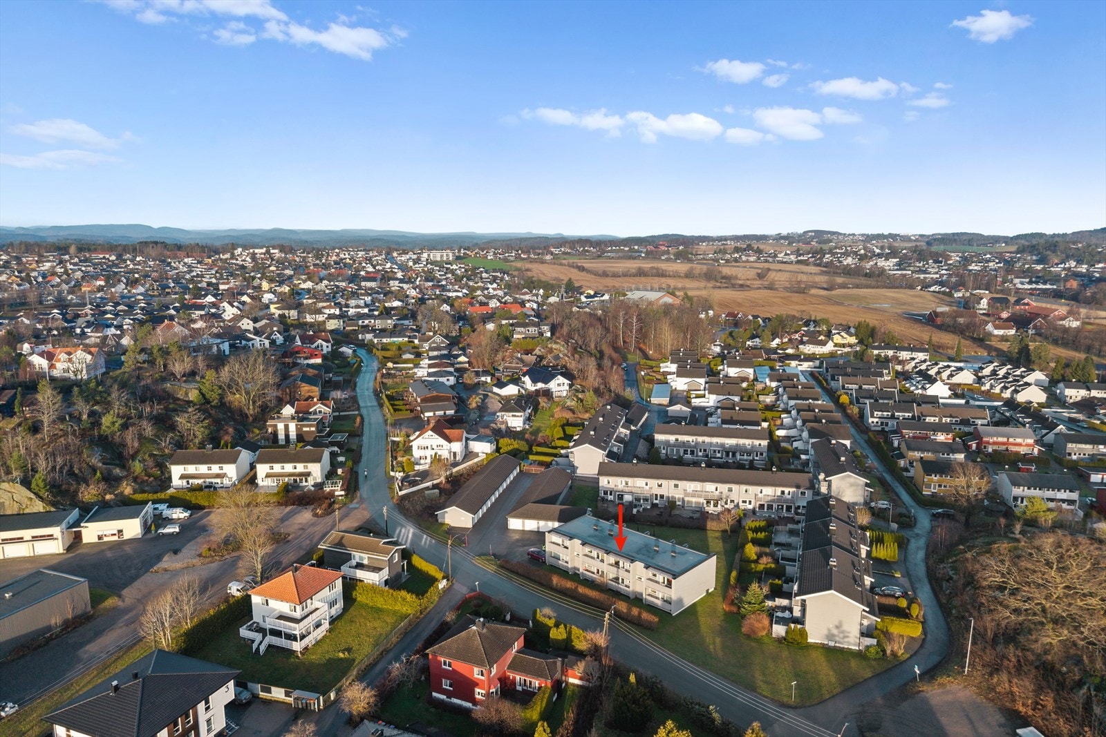 Frydenlund er et av byens mest attraktive og ettertraktede boligområder! Her bor du i et veletablert og trivelig nabolag med kort vei til alt du trenger - og litt til. Galleribilde