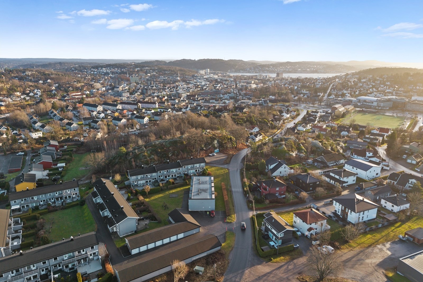 Beliggenheten er svært attraktiv, med kort avstand til Sandefjord videregående skole, fotballbane og flere dagligvarebutikker. Galleribilde