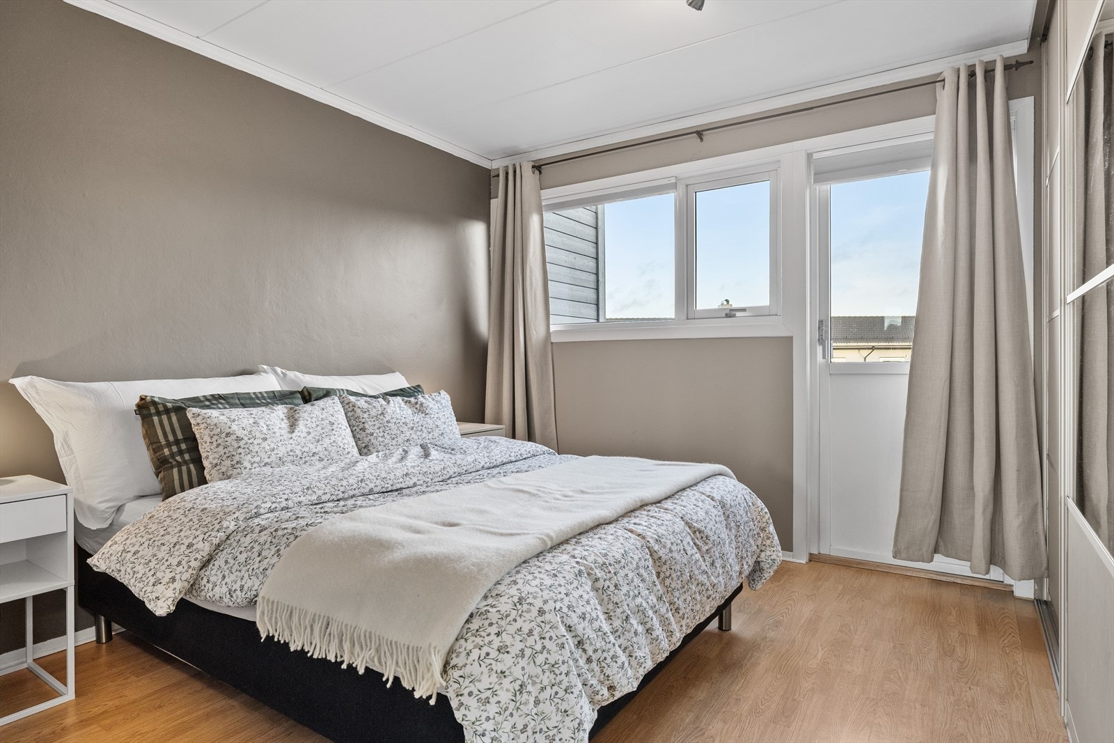 Den praktiske skyvedørsgarderoben gir rikelig med oppbevaringsplass og bidrar til et ryddig og stilrent uttrykk, samtidig som den utnytter plassen på en smart måte. Galleribilde