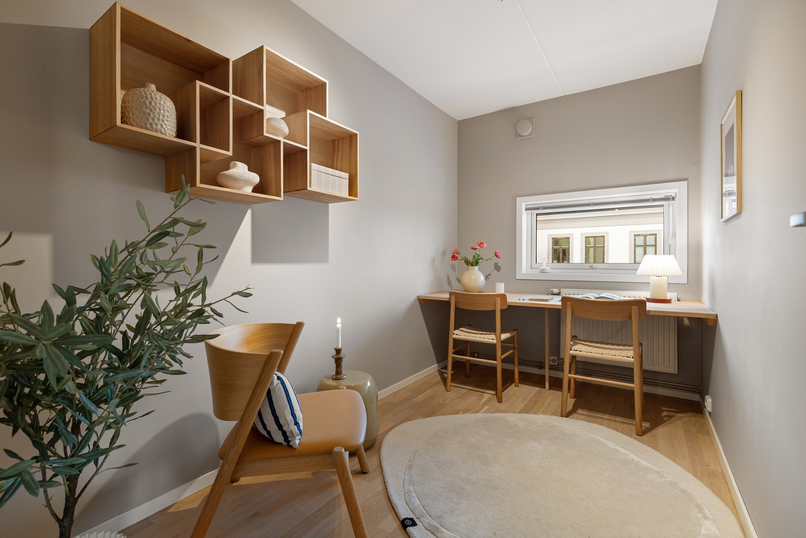 Soverom 2 er også av god størrelse med plass til seng og tilhørende møblement. Galleribilde