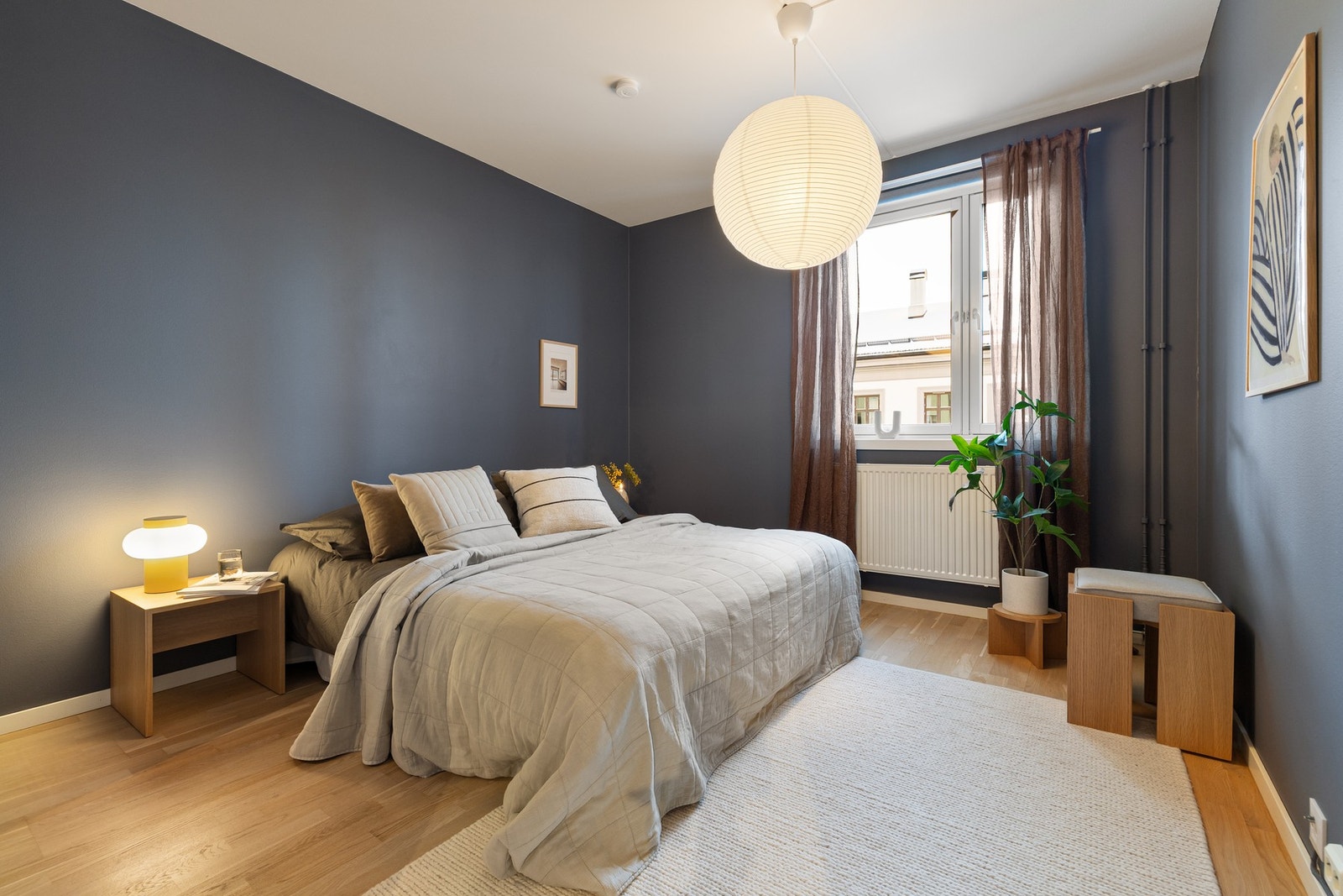 Master soverom har god plass til både dobbeltseng, nattbord på begge sider og garderobeskap. Galleribilde