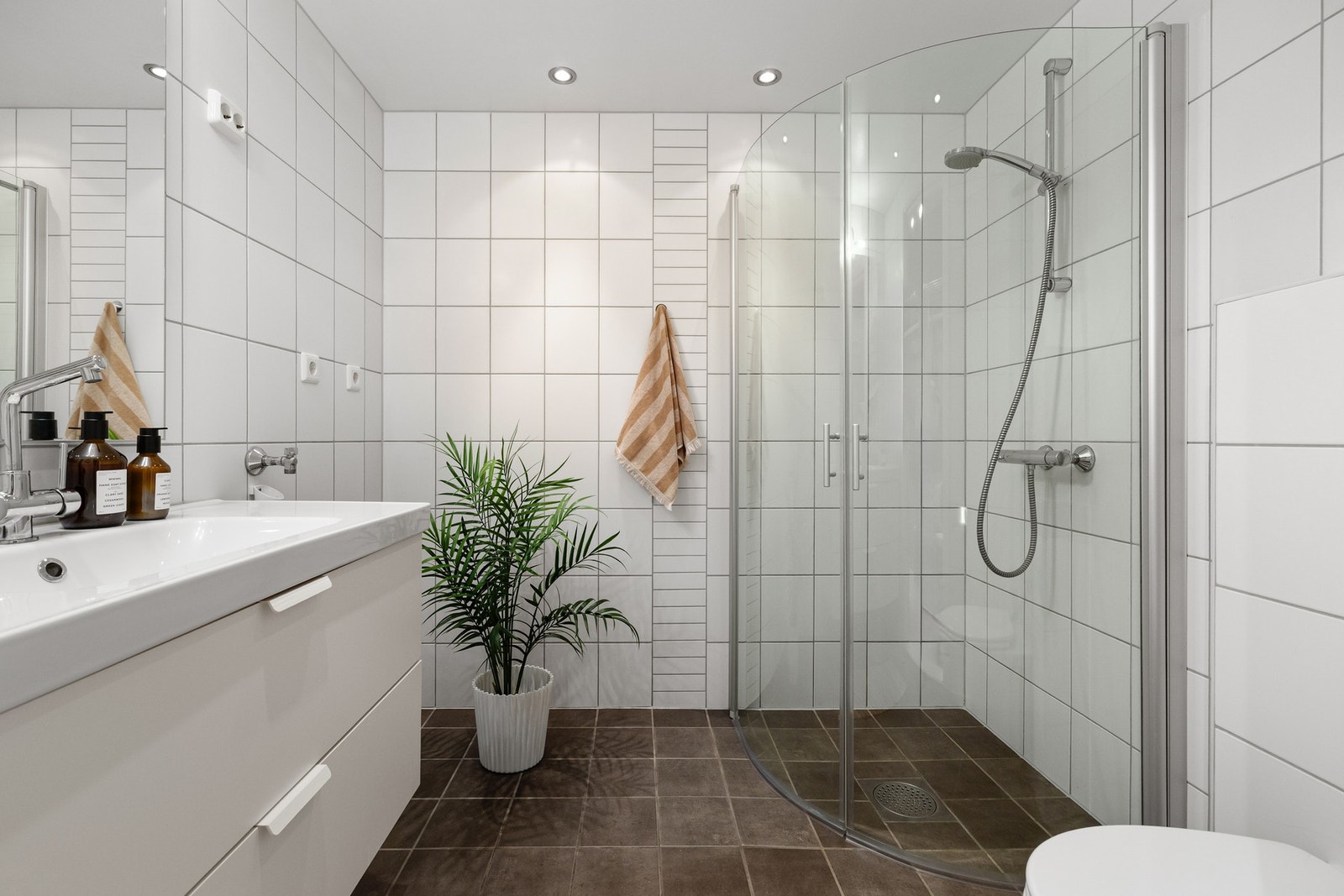 Avtrekk tilkoblet ventilasjonsanlegget. Dimbar belysning og termostatstyring gir en enkel og komfortabel hverdag. Galleribilde