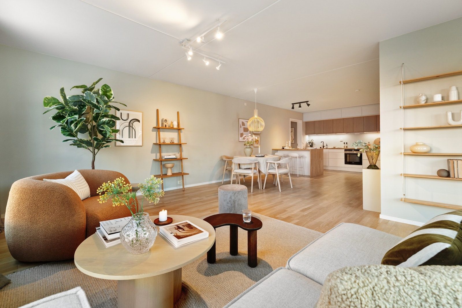 Ekstra takhøyde som sammen med de moderne, lyse overflatene gjør at leiligheten oppleves lys og luftig. Galleribilde