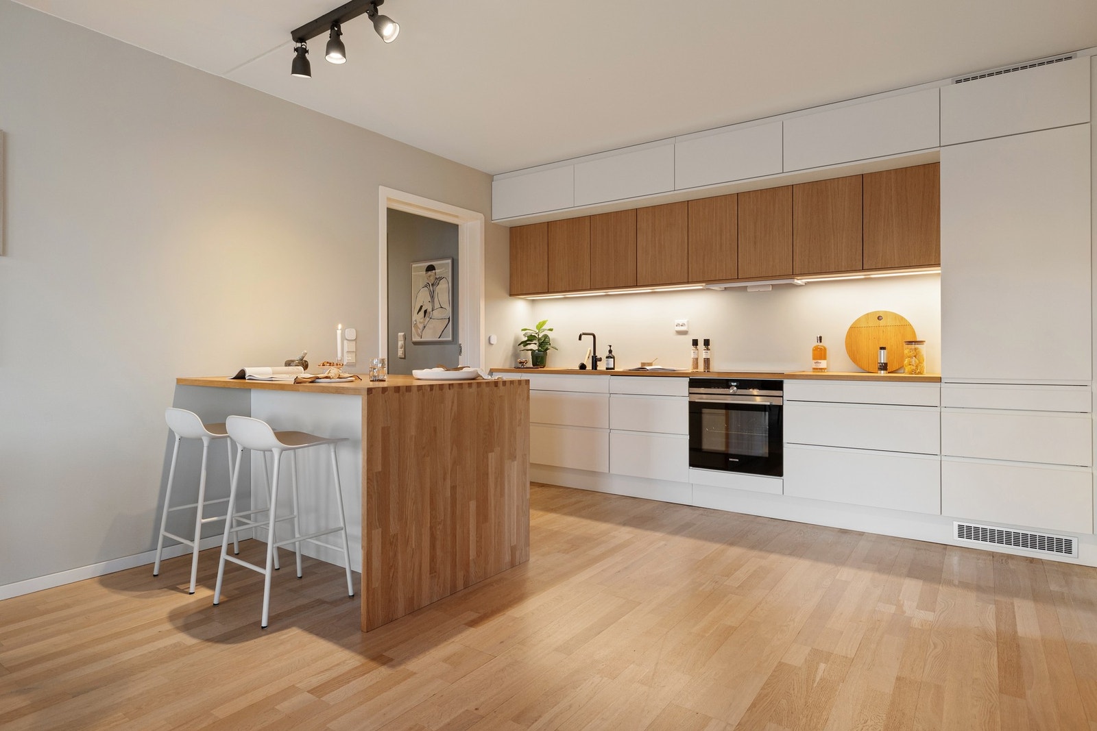 Her er moderne komfort og flott design sømløst forent. Både funksjonelt med rikelig skap- og benkeplass i tilegg til lekre naturelementer i eikefinér. Galleribilde